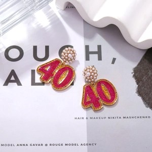 Boucles d'oreilles numéro 40 en émail avec perles et paillettes roses style magazine