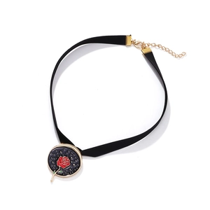 Choker vintage en velours noir avec pendentif rose rouge en émail et fermoir doré chic