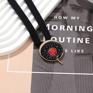 Choker en velours noir vintage avec pendentif de rose rouge dans un cadre doré