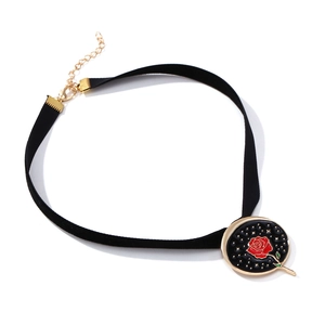 Collier ras de cou vintage en velours noir avec pendentif rose rétro émaillé