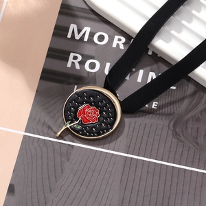 Collier ras du cou vintage avec pendentif rose rouge en émail et ruban de velours