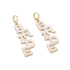Detailansicht der goldfarbenen BRIDE-Ohrringe mit weißer Emaille für Hochzeiten