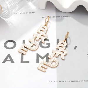 Goldene BRIDE Buchstaben-Ohrhänger mit weißer Emaille für den perfekten Hochzeitslook