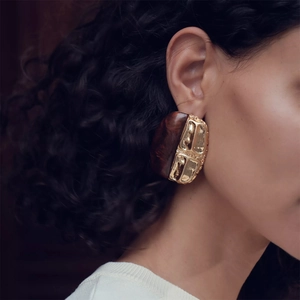 Retro geometric amber resin and hammered gold alloy statement earrings for women