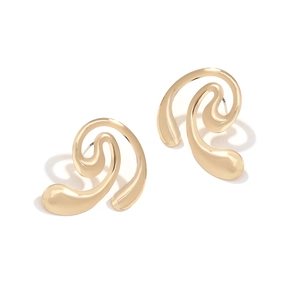 Vue détaillée de boucles d'oreilles dorées aux lignes organiques fluides et brillantes