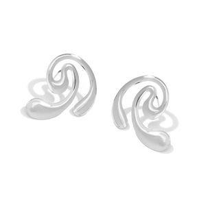 Vue détaillée des boucles d'oreilles spirales argentées avec finition miroir polie