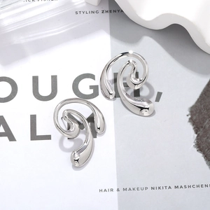 Boucles d'oreilles spirales argentées au design fluide et irrégulier minimaliste