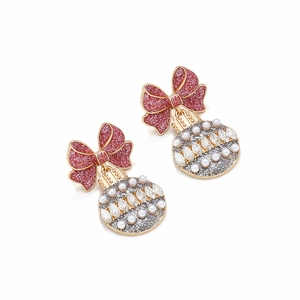 Dettaglio macro di orecchini natalizi con fiocco rosso, strass e glitter argento lucido