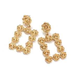 Orecchini vintage dorati con rose tridimensionali e pendente geometrico di tendenza