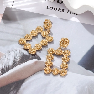 Orecchini geometrici vintage dorati con dettagli floreali di rose 3D in rilievo