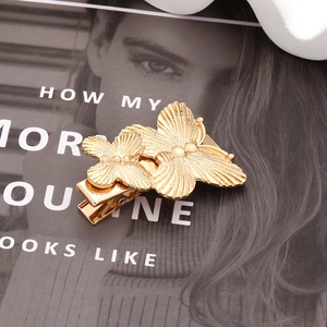 Barrette à cheveux double papillon dorée avec ailes texturées et pince crocodile en métal