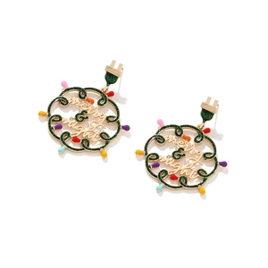 Détail des boucles d'oreilles de Noël avec ampoules colorées et texte Merry Bright