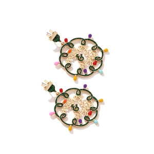 Boucles d'oreilles Noël Merry & Bright avec paillettes vertes et ampoules émaillées