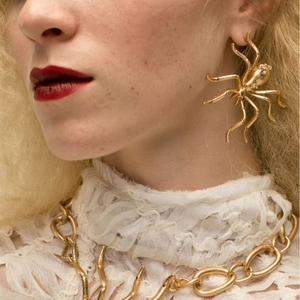 Boucles d'oreilles araignée dorées gothiques avec strass et gros collier chaîne femme
