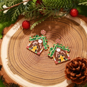 Weihnachtliche Lebkuchenhaus-Ohrhänger mit Emaille und Zuckerstangen-Stecker-Design