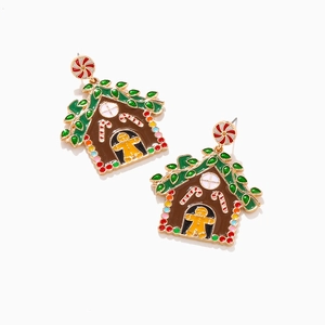 Detail von bunten Emaille Lebkuchenhaus Ohrringen mit Zuckerstangen und Blattmustern