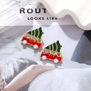 Vue macro détaillée des boucles d'oreilles voiture sapin de Noël avec strass colorés et perles