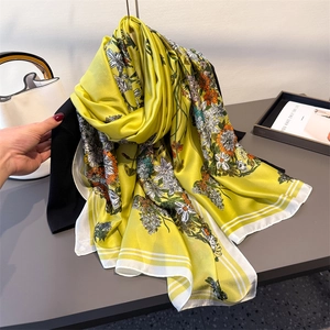 Sciarpa Con Stampa Floreale E Farfalle Donna Scialle Lungo In Finta Raso Protezione Solare Elegante Avvolgente Versatile