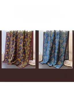 Gros plan sur des écharpes en soie à motifs paisley violets et bleus de style vintage