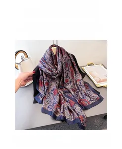 Détail d'un foulard en soie vintage bleu marine à motif cachemire avec un sac blanc