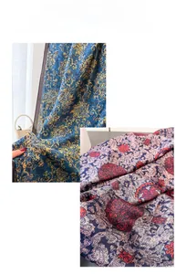 Détail de motifs cachemire et baroques vintage sur une écharpe longue en satin soyeux