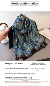 Vue détaillée de la texture soyeuse et du motif baroque doré sur l'écharpe bleue