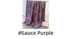 Vue détaillée d'une écharpe en soie violet foncé à motifs vintage et bords bleu marine