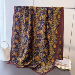 Texture détaillée d'un foulard à motif cachemire soyeux avec un fini brillant