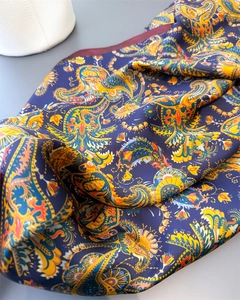 Détail d'un foulard en soie à motif paisley vintage bleu marine aux plis élégants