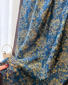 Gros plan d'un foulard en soie vintage aux motifs damassés bleu et jaune élégant