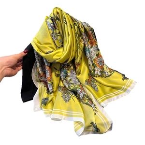 Sciarpa leggera in raso giallo con elegante stampa floreale e bordi a strisce fini