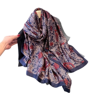 Châle en satin bleu marine avec motifs paisley dorés vintage et texture soyeuse