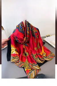 Détail d'une écharpe en soie rouge avec motifs de papillons et nœuds traditionnels