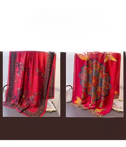 Détail d'une écharpe en soie rouge avec motifs traditionnels de fleurs de prunier et papillons