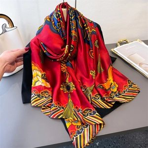 Châle rouge soyeux avec élégants imprimés de papillons et motifs de nuages chinois