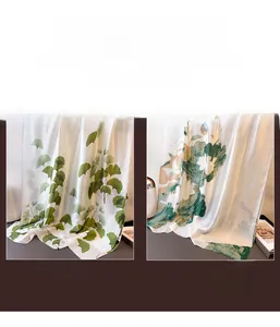 Vue détaillée de foulards en soie imprimés avec motifs de feuilles vertes et lotus