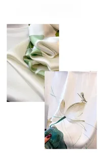 Détail d'un foulard en soie satinée avec motifs de feuilles de lotus vertes et libellules