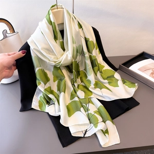 Écharpe Longue Élégante Imitation Satin Satin Imprimé Floral Feuille De Ginkgo Châle Polyvalent Protection Solaire Accessoire De Mode