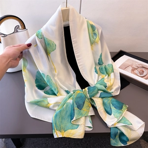 Élégant foulard en satin blanc avec imprimé feuilles de ginkgo vert, vue lifestyle