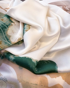 Vue macro d'un foulard en soie synthétique montrant sa texture lisse et son imprimé