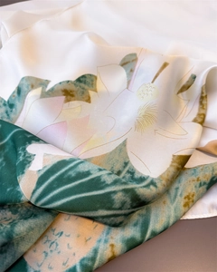 Vue détaillée d'une écharpe en soie avec un imprimé lotus élégant et texture soyeuse