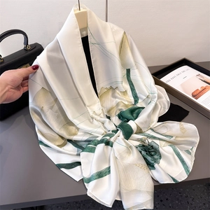 Écharpe élégante en satin de soie avec motif lotus, montrée pour son drapé et sa texture
