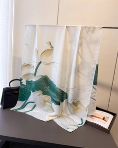 Détail d'un foulard en soie à imprimé lotus suspendu dans un décor élégant et raffiné