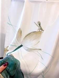 Vue détaillée d'une écharpe en satin de soie légère avec motif lotus et libellule