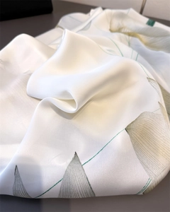 Détail de satin soyeux avec imprimés de feuilles vertes et lustre nacré élégant
