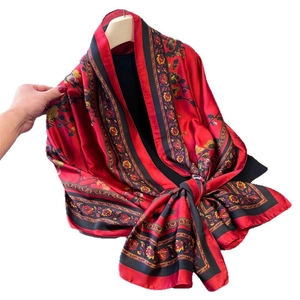 Écharpe en soie à imprimé papillon et fleurs rouge et noir avec une finition brillante