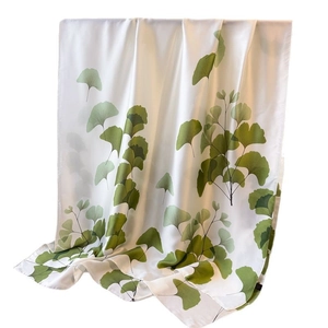 Écharpe élégante en satin blanc avec imprimé ginkgo vert, châle long soyeux et raffiné