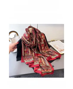 Gros plan d'une écharpe en satin aux motifs ethniques sur un blazer noir élégant