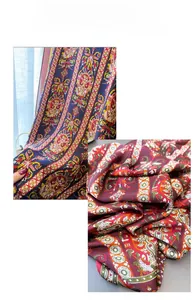 Détail d'un élégant foulard en soie imprimé avec motifs rétro et texture satinée