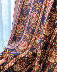 Gros plan du tissu de foulard en soie avec imprimé baroque vintage et texture lisse